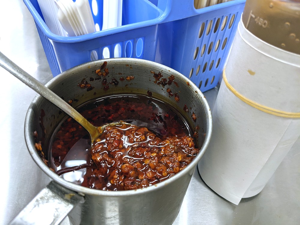 桃園南門市場早餐 | 每日只營業五小時的【阿華師豆漿店】手工蛋餅 燒餅蛋餅 鹹豆漿 - 老皮嫩肉的流水帳生活