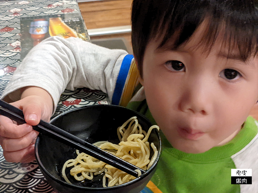 鐵雄很喜歡台灣拉麵，整碗幾乎都被他吃完了，小明只能喝湯(笑)。