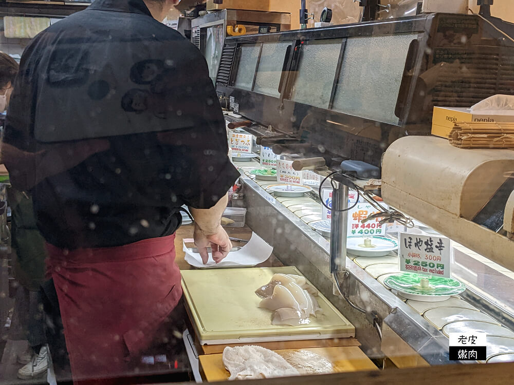 札幌薄野地鐵食記|100円起的【回転遊ぎり寿し】迴轉盤上沒有壽司是因為現點現做 - 老皮嫩肉的流水帳生活
