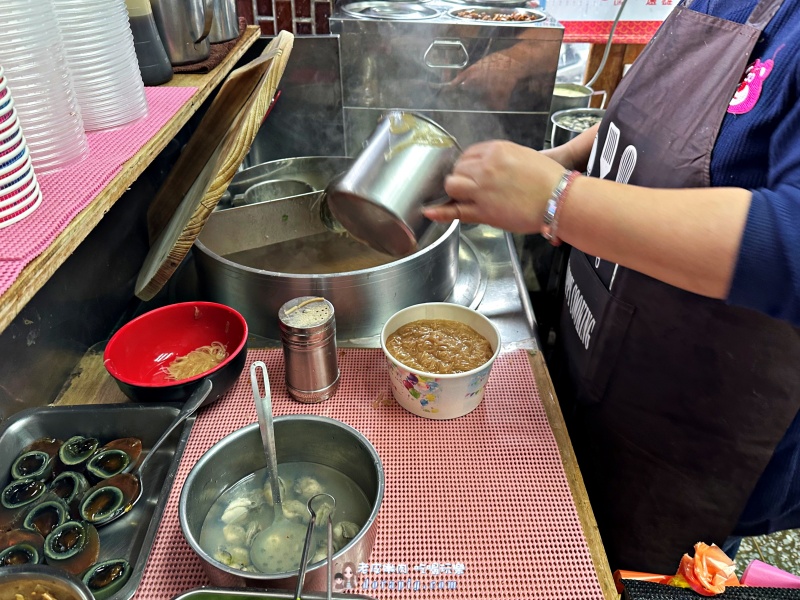 桃園車站銅板美食【元氣の麵線】東石鮮蚵、溏心皮蛋、香滷大腸及辣泡菜 - 老皮嫩肉的流水帳生活