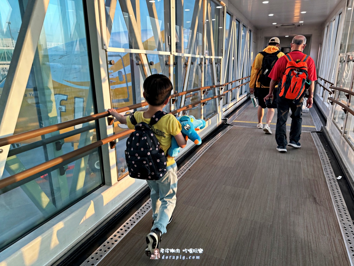 出國旅遊必備小物清單【Travel Blue 藍旅】旅行好物推薦 旅遊頸枕 兒童抱枕 - 老皮嫩肉的流水帳生活