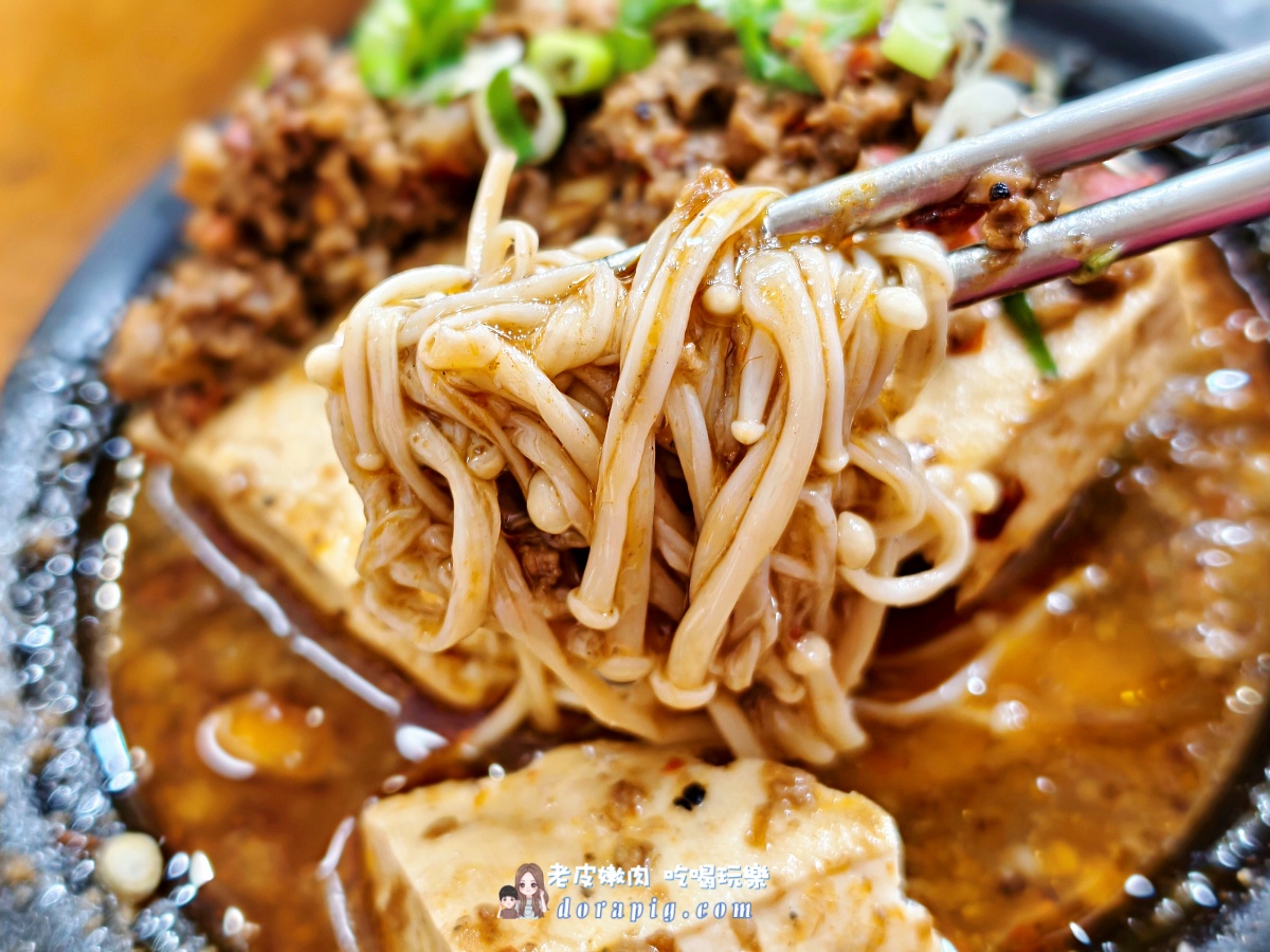 中壢夜市傳奇【簡師傅麻辣臭豆腐】那鍋不吃會後悔的銷魂麻辣燙！ - 老皮嫩肉的流水帳生活