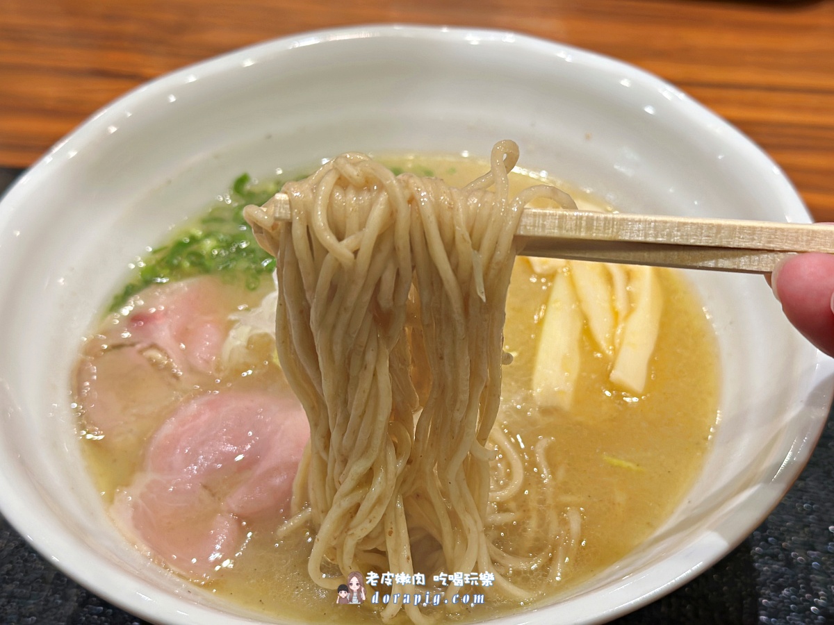 沖繩在地人激推！單軌縣町站前「鶏そば 新里」：深度解析隱藏版雞湯拉麵的魅力 - 老皮嫩肉的流水帳生活